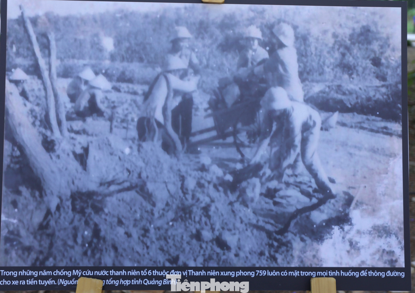 Hình ảnh thanh niên tổ 6 thuộc TNXP 759 luôn có mặt trong mọi tình huống để thông đường.