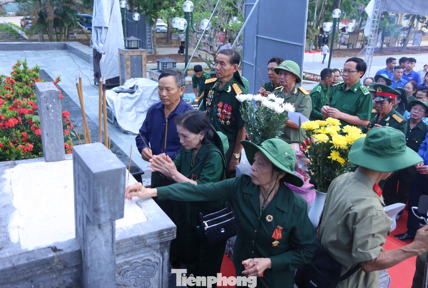 Trước đó, đoàn đại biểu đã dâng hương tại Khu tượng đài TNXP chống Mỹ cứu nước tại thị trấn Phong Nha (huyện Bố Trạch). Trước đó, đoàn đại biểu đã dâng hương tại Khu tượng đài TNXP chống Mỹ cứu nước tại thị trấn Phong Nha (huyện Bố Trạch).