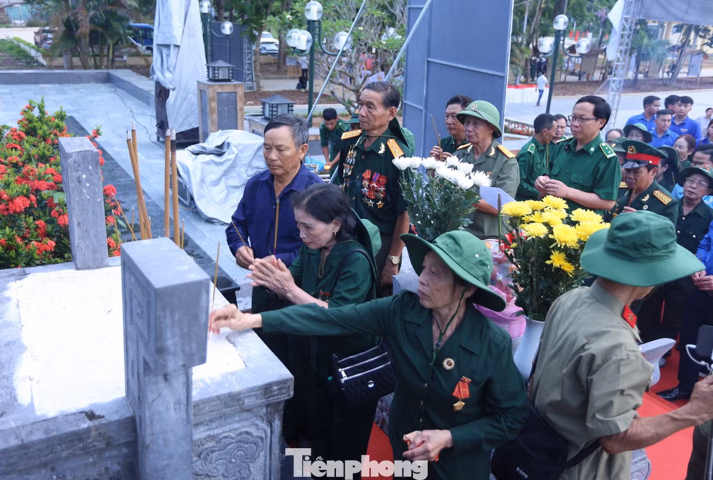 Trước đó, đoàn đại biểu đã dâng hương tại Khu tượng đài TNXP chống Mỹ cứu nước tại thị trấn Phong Nha (huyện Bố Trạch). Trước đó, đoàn đại biểu đã dâng hương tại Khu tượng đài TNXP chống Mỹ cứu nước tại thị trấn Phong Nha (huyện Bố Trạch).