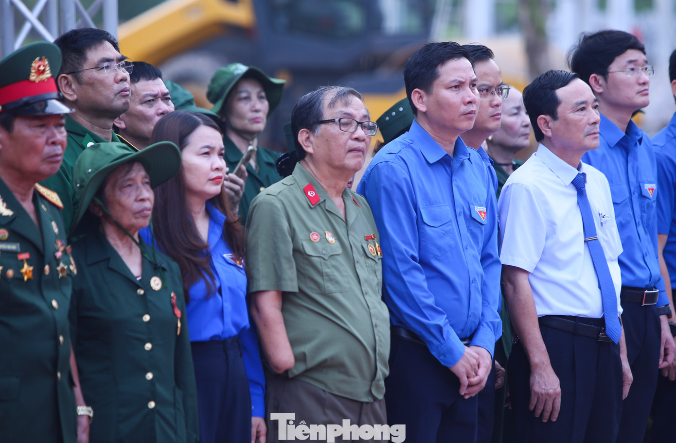 Nhiều cựu TNXP không kìm nổi cảm xúc khi dâng hương tại Khu tượng đài Thanh niên Xung phong (TNXP) chống Mỹ và nhìn lại những hình ảnh mở đường chiến lược ngày trước.