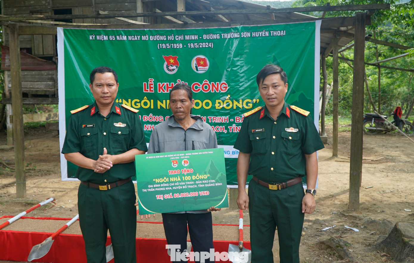Nằm trong chuỗi hoạt động Kỷ niệm 65 năm ngày mở đường Hồ Chí Minh - đường Trường Sơn huyền thoại, T.Ư Đoàn phối hợp các đơn vị còn trao nhà nhân ái cho hộ gia đình ông Hồ Văn Trinh ở bản Rào Con, thị trấn Phong Nha (huyện Bố Trạch). Nằm trong chuỗi hoạt động Kỷ niệm 65 năm ngày mở đường Hồ Chí Minh - đường Trường Sơn huyền thoại, T.Ư Đoàn phối hợp các đơn vị còn trao nhà nhân ái cho hộ gia đình ông Hồ Văn Trinh ở bản Rào Con, thị trấn Phong Nha (huyện Bố Trạch).