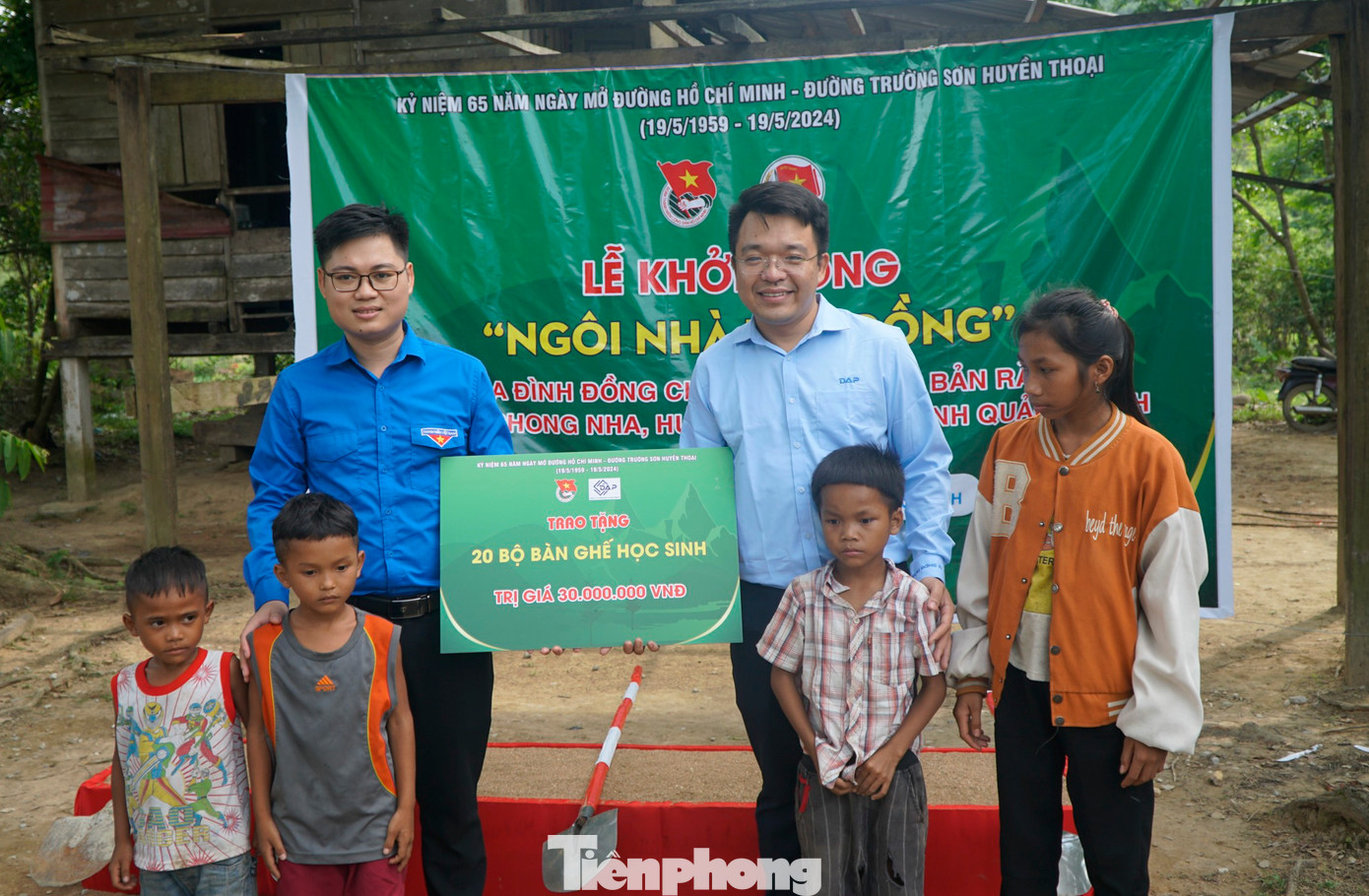 Các nhà tài trợ còn phối hợp với T.Ư Đoàn trao tặng 20 bộ bàn ghế học sinh, trị giá 30 triệu đồng. Các nhà tài trợ còn phối hợp với T.Ư Đoàn trao tặng 20 bộ bàn ghế học sinh, trị giá 30 triệu đồng.