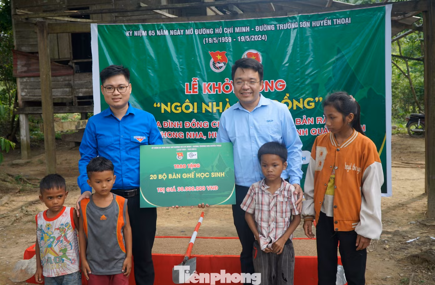 Các nhà tài trợ còn phối hợp với T.Ư Đoàn trao tặng 20 bộ bàn ghế học sinh, trị giá 30 triệu đồng. Các nhà tài trợ còn phối hợp với T.Ư Đoàn trao tặng 20 bộ bàn ghế học sinh, trị giá 30 triệu đồng.