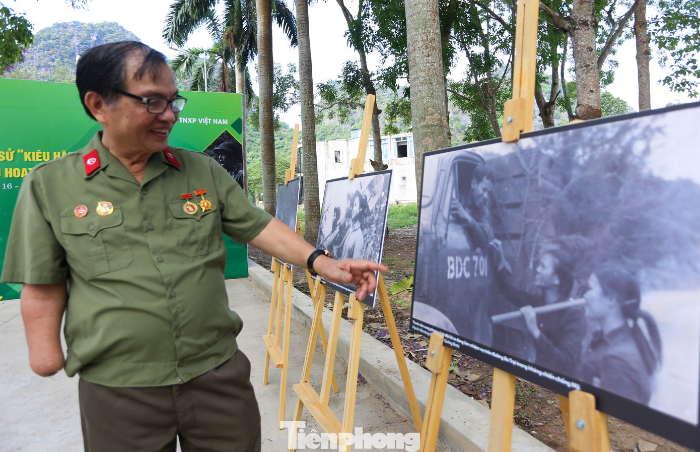 Ông Nguyễn Xuân Bách (77 tuổi, Nghệ An) cho biết, ông từng lái xe qua chiến trường Quảng Bình, Quảng Trị và không may bị bom nổ mất đi một cánh tay. “Trở lại chiến trường xưa, lúc nào cũng bồi hồi cảm xúc. Rất nhiều đồng đội của tôi đã nằm lại nơi chiến trường để bảo vệ Tổ quốc”, ông Bách nói.