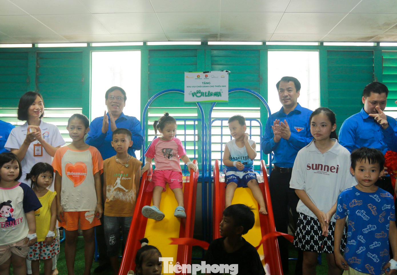 Đoàn công tác cũng khánh thành khu vui chơi cho em tại Bệnh viện Việt Nam – Cuba Đồng Hới, trị giá 40 triệu đồng. Đoàn công tác cũng khánh thành khu vui chơi cho em tại Bệnh viện Việt Nam – Cuba Đồng Hới, trị giá 40 triệu đồng.