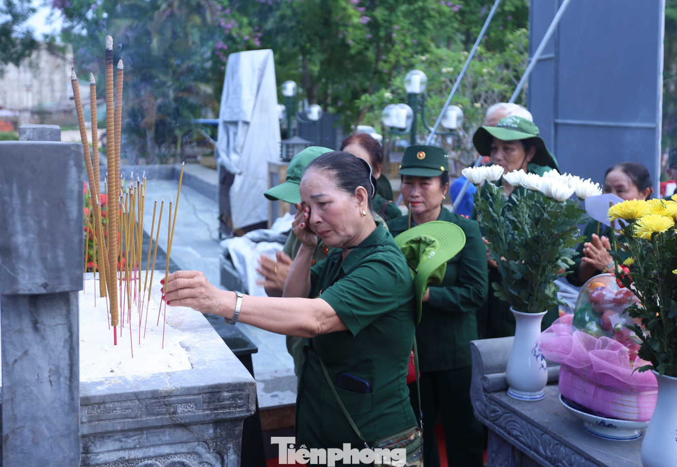 Nhiều cựu TNXP không kìm nổi cảm xúc khi dâng hương tại Khu tượng đài Thanh niên Xung phong (TNXP) chống Mỹ và nhìn lại những hình ảnh mở đường chiến lược ngày trước.