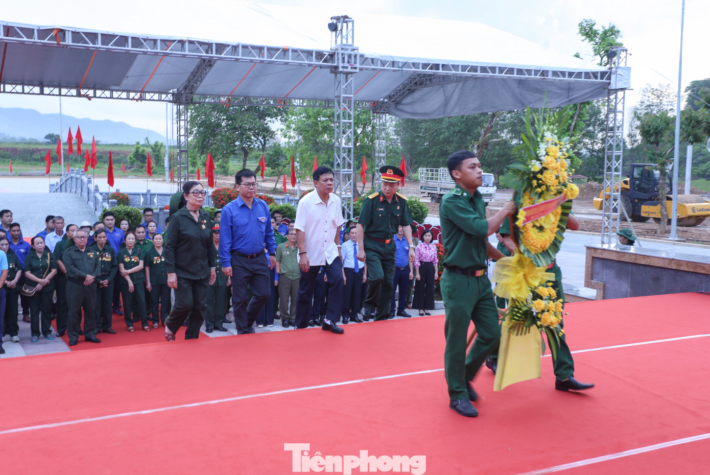 Tham dự buổi lễ có anh Lê Thanh Tú, Ủy viên Ban Thường vụ T.Ư Đoàn TNCS Hồ Chí Minh, Trưởng ban Thanh niên Xung phong (TNXP); anh Đặng Đại Bàng – Bí thư Tỉnh đoàn Quảng Bình cùng cựu TNXP, đoàn viên, thanh niên 10 tỉnh thành trên cả nước.