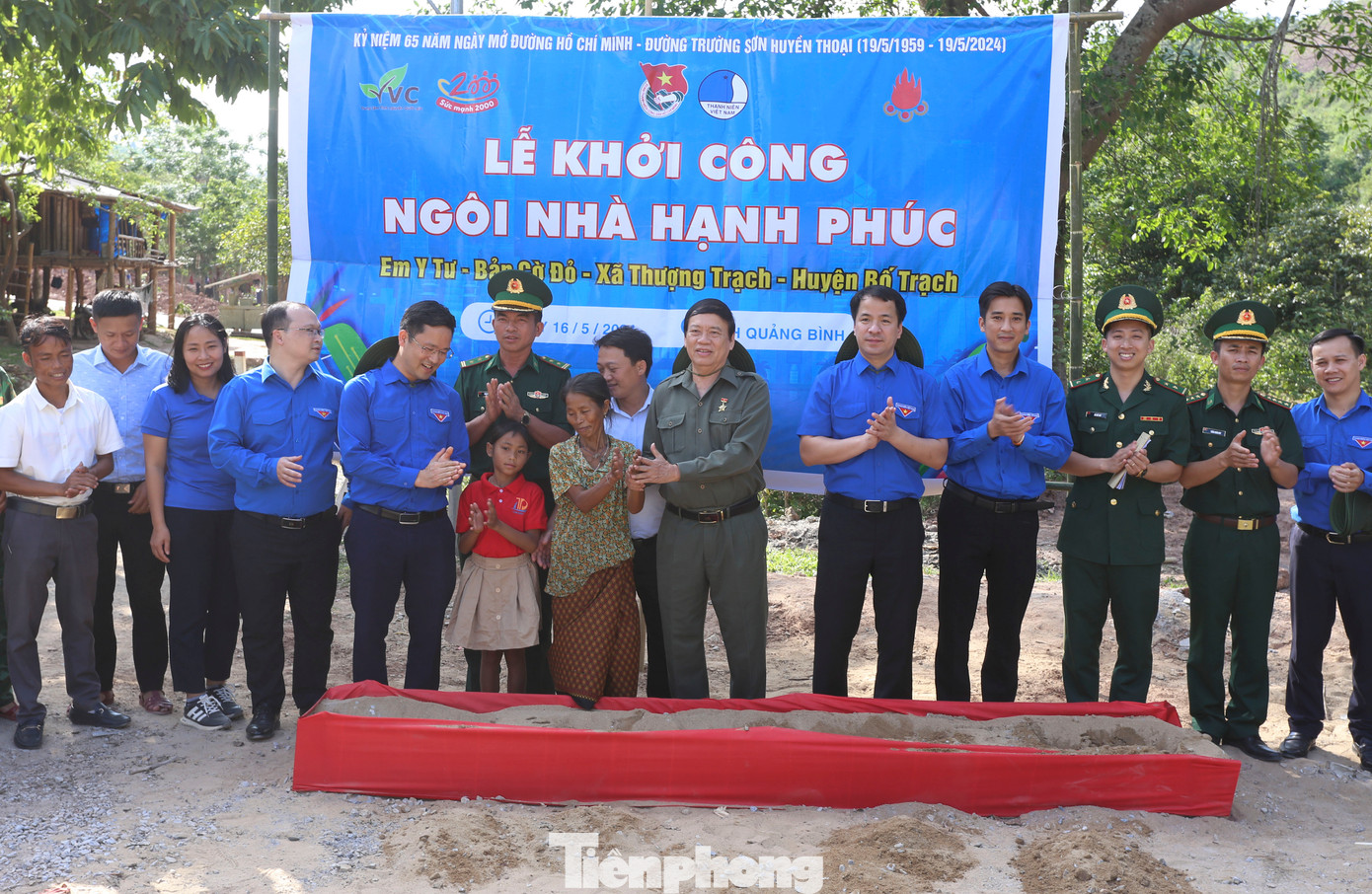 “Xã có 18 bản với hơn 3.200 hộ dân là người đồng bào Bru Vân Kiều. Ngôi nhà hạnh phúc của em Y Tư được trao tặng sẽ mang đến cho em có nơi trú ngụ tốt hơn, đảm bảo cuộc sống và học hành”, ông Chinh nói. “Xã có 18 bản với hơn 3.200 hộ dân là người đồng bào Bru Vân Kiều. Ngôi nhà hạnh phúc của em Y Tư được trao tặng sẽ mang đến cho em có nơi trú ngụ tốt hơn, đảm bảo cuộc sống và học hành”, ông Chinh nói.