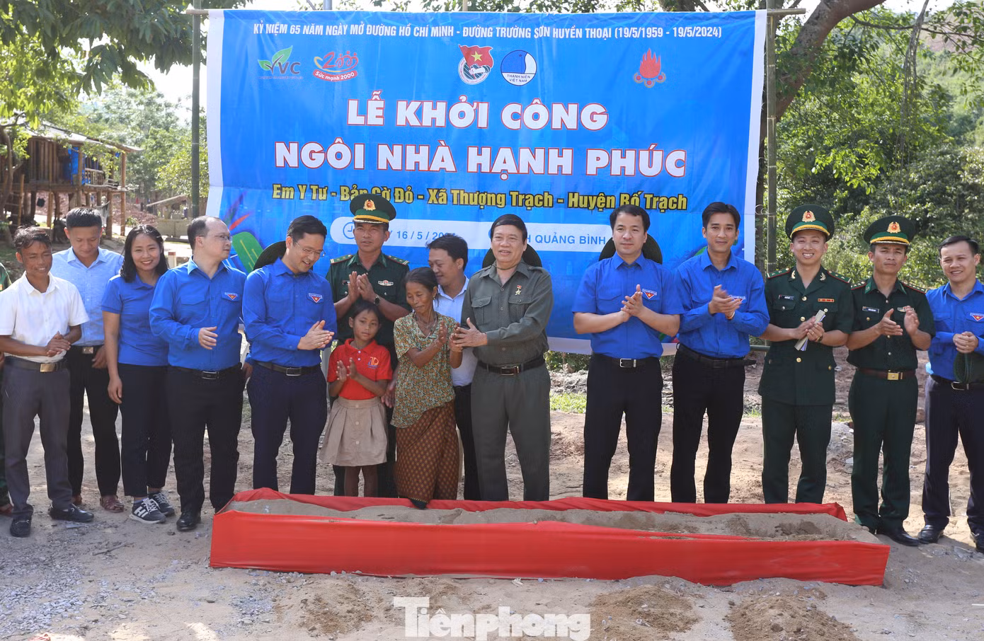 “Xã có 18 bản với hơn 3.200 hộ dân là người đồng bào Bru Vân Kiều. Ngôi nhà hạnh phúc của em Y Tư được trao tặng sẽ mang đến cho em có nơi trú ngụ tốt hơn, đảm bảo cuộc sống và học hành”, ông Chinh nói. “Xã có 18 bản với hơn 3.200 hộ dân là người đồng bào Bru Vân Kiều. Ngôi nhà hạnh phúc của em Y Tư được trao tặng sẽ mang đến cho em có nơi trú ngụ tốt hơn, đảm bảo cuộc sống và học hành”, ông Chinh nói.