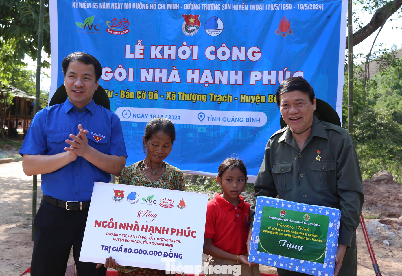 Đây là một trong những hoạt động nằm trong chuỗi chương trình Kỷ niệm 65 năm mở đường Trường Sơn huyền thoại (1959-2024) diễn ra tại tỉnh Quảng Bình. Anh Ngô Văn Cương - Bí thư T.Ư Đoàn trao biểu trưng ngôi nhà hạnh phúc cho hai bà cháu em Y Tư. Đây là một trong những hoạt động nằm trong chuỗi chương trình Kỷ niệm 65 năm mở đường Trường Sơn huyền thoại (1959-2024) diễn ra tại tỉnh Quảng Bình. Anh Ngô Văn Cương - Bí thư T.Ư Đoàn trao biểu trưng ngôi nhà hạnh phúc cho hai bà cháu em Y Tư.