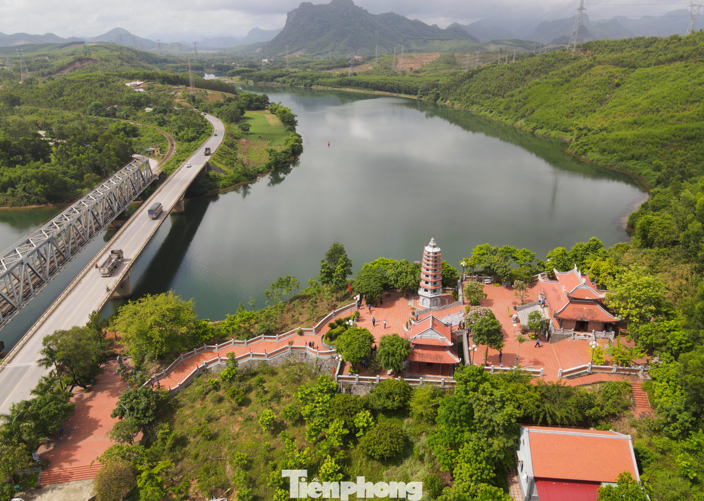 Nằm trong chuỗi các hoạt động kỷ niệm 65 năm mở đường Trường Sơn, đoàn đại biểu cùng cựu TNXP và đoàn viên, thanh niên các tỉnh đã tổ chức dâng hương tại bến phà Long Đại và Nhà bia ghi danh 16 TNXP hy sinh tại bến phà Long Đại (xã Hiền Ninh, huyện Quảng Ninh).