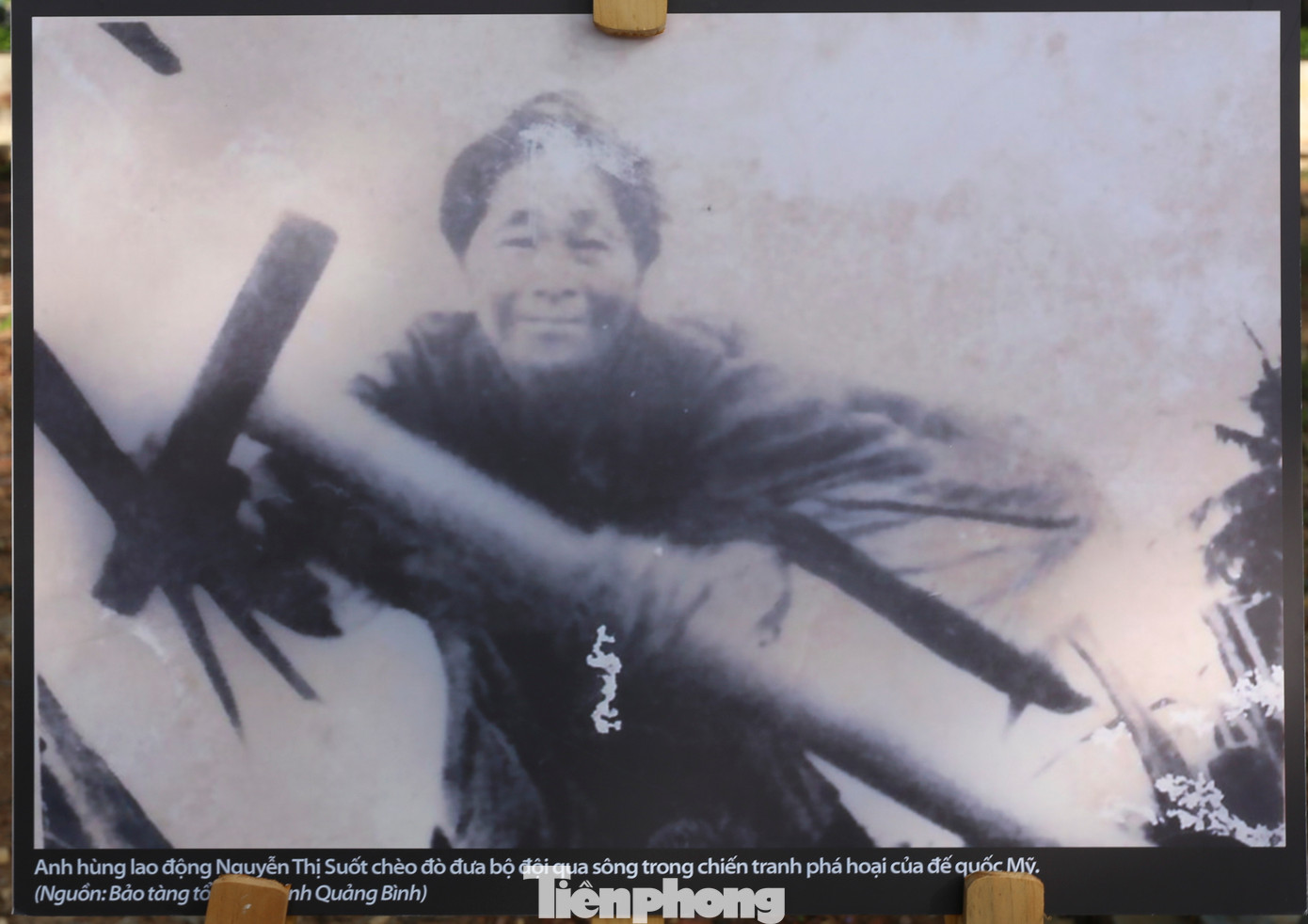 Hình ảnh Anh hùng lao động Nguyễn Thị Suốt chèo đò đưa bộ đội qua sông trong chiến tranh phá hoại của đế quốc Mỹ.