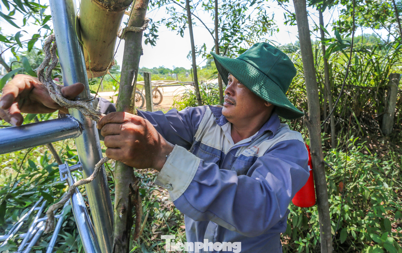Các vị trí băng qua đường dân sinh, đường dây điện khác hoặc sông, hồ, công nhân phải dựng các dàn giáo để treo dây. Các vị trí băng qua đường dân sinh, đường dây điện khác hoặc sông, hồ, công nhân phải dựng các dàn giáo để treo dây.