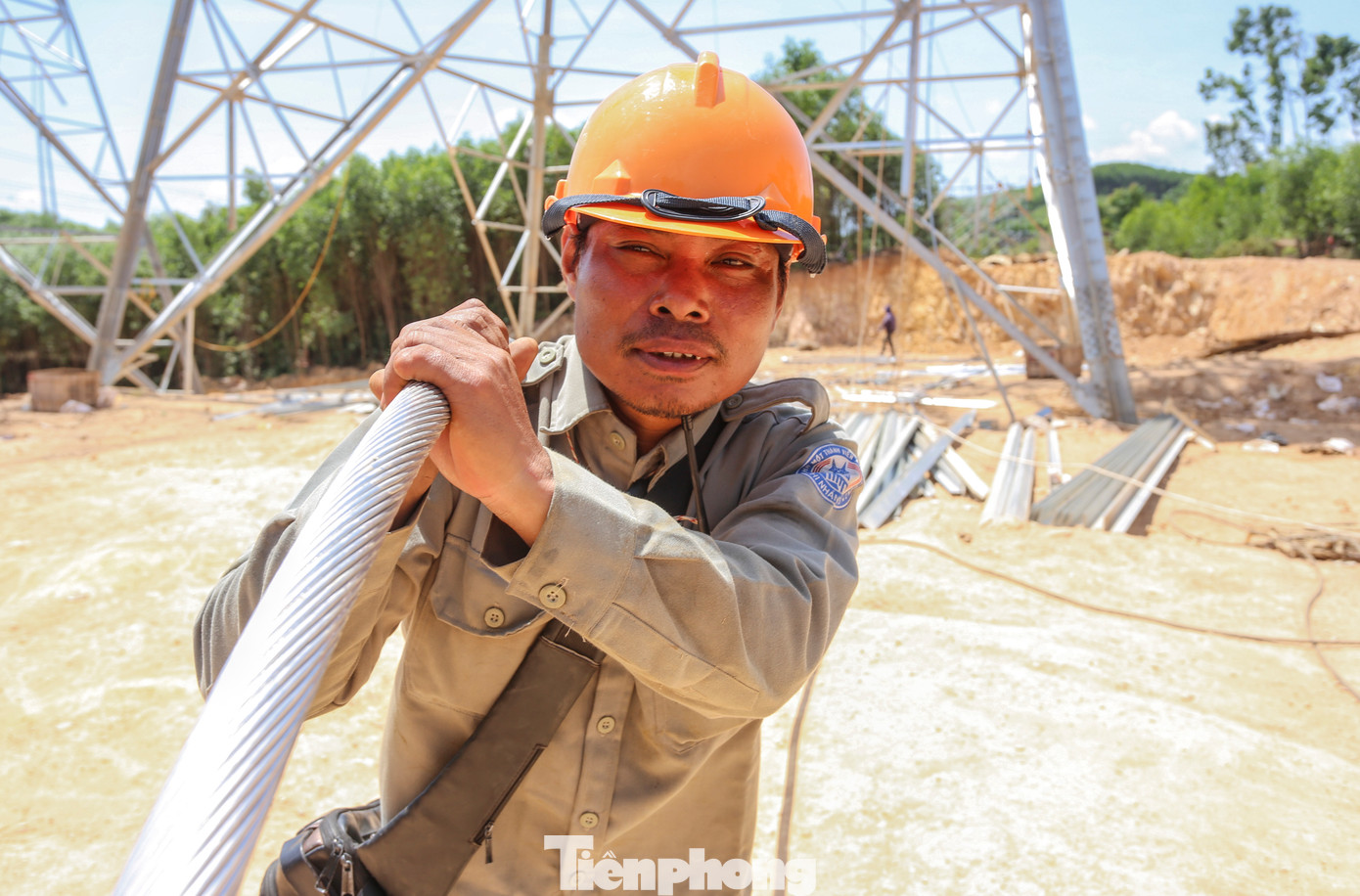 Theo các công nhân ngành điện, mỗi cuộn dây dẫn đường điện có chiều dài 2.000-2.400m, nặng gần 5 tấn. Với các trụ có địa hình “dễ chịu” thì không sao. Nhưng nếu ngăn cách ở giữa là sông hồ, núi cao thì thực sự gian nan. Theo các công nhân ngành điện, mỗi cuộn dây dẫn đường điện có chiều dài 2.000-2.400m, nặng gần 5 tấn. Với các trụ có địa hình “dễ chịu” thì không sao. Nhưng nếu ngăn cách ở giữa là sông hồ, núi cao thì thực sự gian nan.