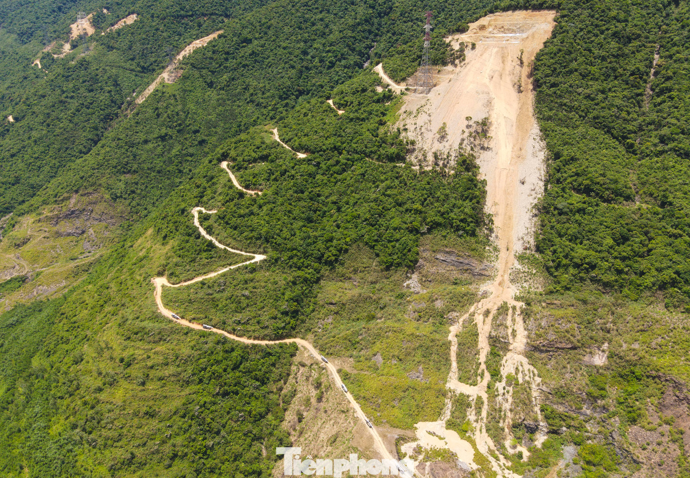 Ông Trần Ngọc Tạo - Công ty CP Thương mại Xây lắp công nghệ Thăng Long cho biết, đơn vị thực hiện xây lắp gói thầu XL14 của đường dây 500kV mạch 3 Quảng Trạch - Quỳnh Lưu. Gói thầu có 6 vị trí móng cột (từ cột 37-43). “Các vị trí cột đều nằm ở độ cao lớn, một bên núi cao, bên là vực sâu nên việc thi công gặp khó khăn, nhất là quá trình vận chuyển thiết bị, vật tư lên công trường”, ông Tạo nói. Ông Trần Ngọc Tạo - Công ty CP Thương mại Xây lắp công nghệ Thăng Long cho biết, đơn vị thực hiện xây lắp gói thầu XL14 của đường dây 500kV mạch 3 Quảng Trạch - Quỳnh Lưu. Gói thầu có 6 vị trí móng cột (từ cột 37-43). “Các vị trí cột đều nằm ở độ cao lớn, một bên núi cao, bên là vực sâu nên việc thi công gặp khó khăn, nhất là quá trình vận chuyển thiết bị, vật tư lên công trường”, ông Tạo nói.