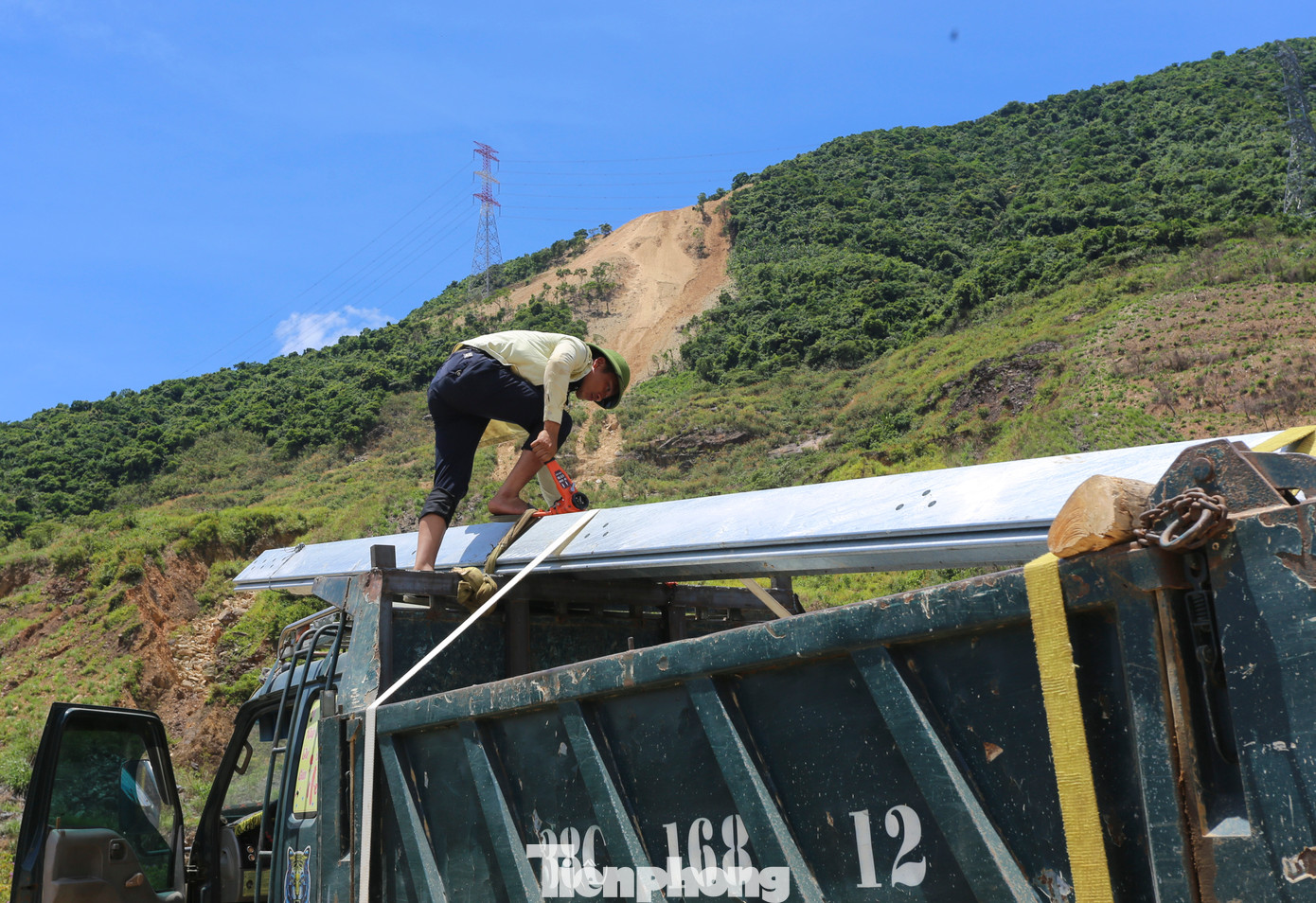 Nhóm công nhân, lái xe phải siết dây buộc mỗi khi chở thiết bị. “Từ chân núi lên công trường dài khoảng 3km nhưng đường cheo leo, cua tay áo, dốc dựng đứng nên phải mất cả tiếng mới lên tới”, tài xế Nguyễn Tiến Mậu (50 tuổi, trú xã Kỳ Hoa) cho hay. Nhóm công nhân, lái xe phải siết dây buộc mỗi khi chở thiết bị. “Từ chân núi lên công trường dài khoảng 3km nhưng đường cheo leo, cua tay áo, dốc dựng đứng nên phải mất cả tiếng mới lên tới”, tài xế Nguyễn Tiến Mậu (50 tuổi, trú xã Kỳ Hoa) cho hay.
