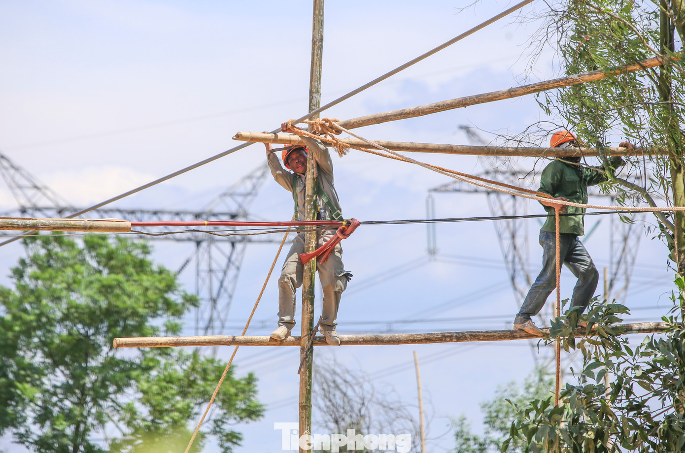 Các vị trí băng qua đường dân sinh, đường dây điện khác hoặc sông, hồ, công nhân phải dựng các dàn giáo để treo dây. Các vị trí băng qua đường dân sinh, đường dây điện khác hoặc sông, hồ, công nhân phải dựng các dàn giáo để treo dây.