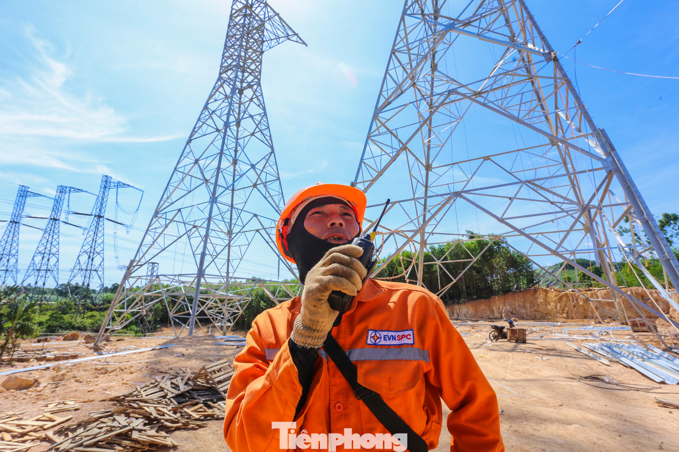 Tại vị trí cột 164-167, nhóm công nhân của Công ty Cổ phần PC1 Hà Nội đã lắp dựng xong cột, chuyển sang giai đoạn kéo dây dẫn. Tại vị trí cột 164-167, nhóm công nhân của Công ty Cổ phần PC1 Hà Nội đã lắp dựng xong cột, chuyển sang giai đoạn kéo dây dẫn.