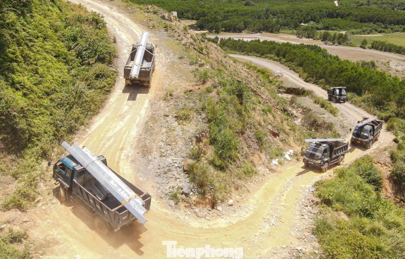 Những khúc cua khúc khuỷu, các xe phải di chuyển chậm từng mét để đưa vật liệu lên đồi cao. Những khúc cua khúc khuỷu, các xe phải di chuyển chậm từng mét để đưa vật liệu lên đồi cao.