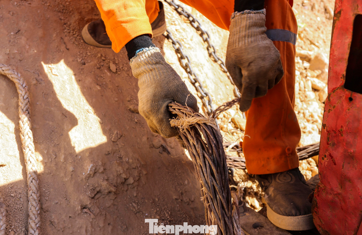 Theo đánh giá, rải dây, treo dây là giai đoạn khó khăn của ngành điện, công việc này đòi hỏi người công nhân vừa có sức khỏe dẻo dai, vừa có kinh nghiệm thực chiến. Theo đánh giá, rải dây, treo dây là giai đoạn khó khăn của ngành điện, công việc này đòi hỏi người công nhân vừa có sức khỏe dẻo dai, vừa có kinh nghiệm thực chiến.