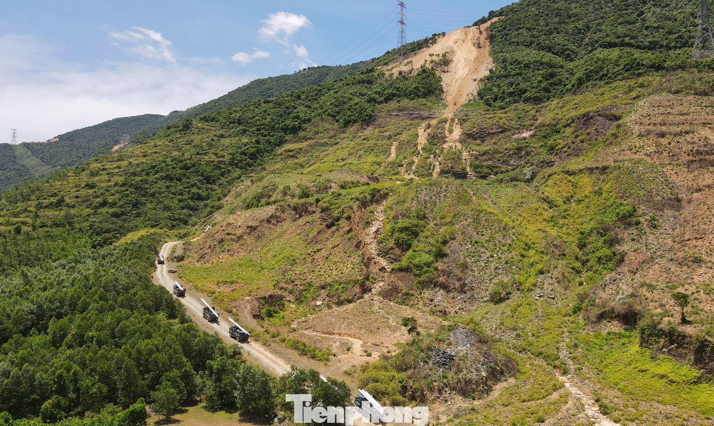 Vị trí cột số 43, đoạn qua phường Kỳ Thịnh, thị xã Kỳ Anh (Hà Tĩnh) nằm gần như trên đỉnh Hoành Sơn. Nhóm công nhân, kỹ sư của Công ty CP Thương mại Xây lắp công nghệ Thăng Long đang vận chuyển vật tư, thiết bị lên lắp dựng cột trên đỉnh núi này. Vị trí cột số 43, đoạn qua phường Kỳ Thịnh, thị xã Kỳ Anh (Hà Tĩnh) nằm gần như trên đỉnh Hoành Sơn. Nhóm công nhân, kỹ sư của Công ty CP Thương mại Xây lắp công nghệ Thăng Long đang vận chuyển vật tư, thiết bị lên lắp dựng cột trên đỉnh núi này.