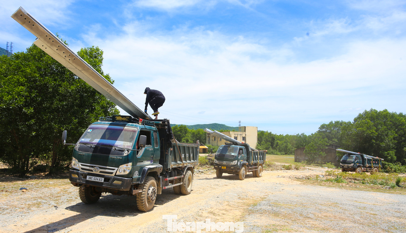 Đoàn xe vận tải hơn chục chiếc được huy động “cõng” từng thanh sắt nặng hàng tấn lên công trường. Đoàn xe vận tải hơn chục chiếc được huy động “cõng” từng thanh sắt nặng hàng tấn lên công trường.