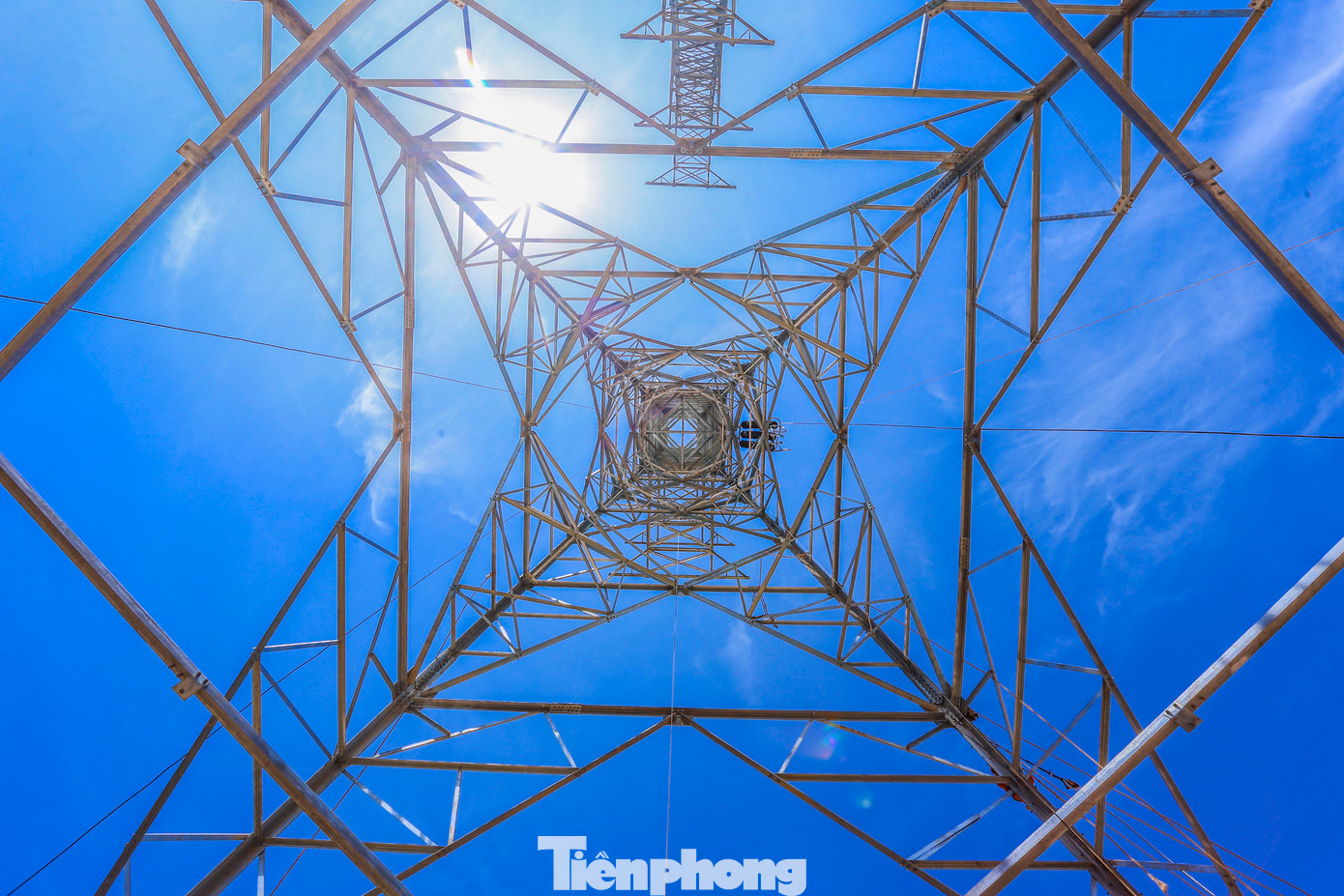 Nắng nóng gay gắt khiến nhịp độ làm việc của công nhân gặp khó khăn. Nắng nóng gay gắt khiến nhịp độ làm việc của công nhân gặp khó khăn.