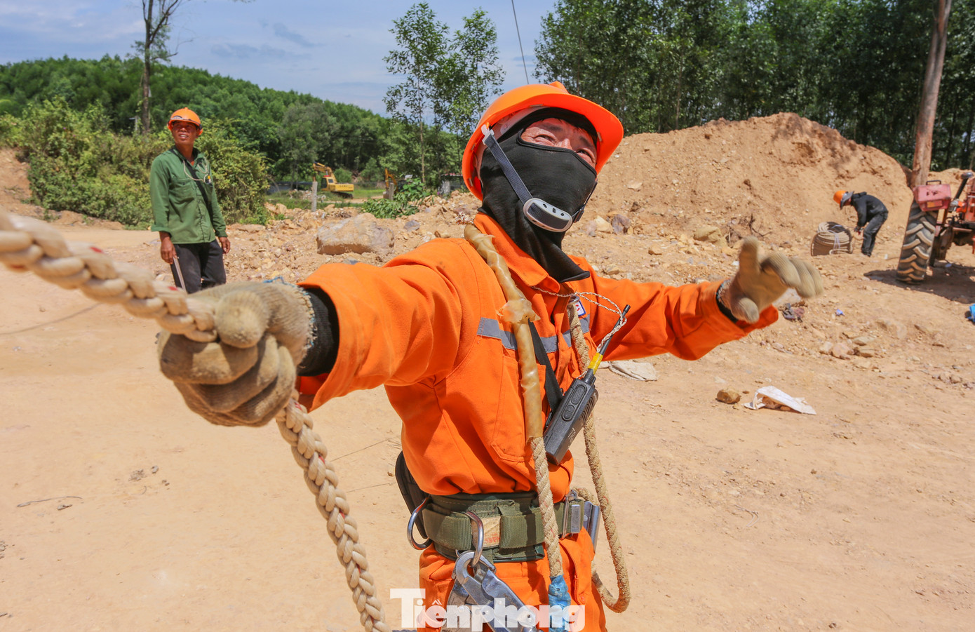 Anh Lương Thành Trung (Công ty Cổ phần PC01 Hà Nội) cho biết, đây là một trong những vị trí kéo dây cáp đầu tiên trên đường dây 500kV mạch 3 qua Hà Tĩnh. Anh Lương Thành Trung (Công ty Cổ phần PC01 Hà Nội) cho biết, đây là một trong những vị trí kéo dây cáp đầu tiên trên đường dây 500kV mạch 3 qua Hà Tĩnh.