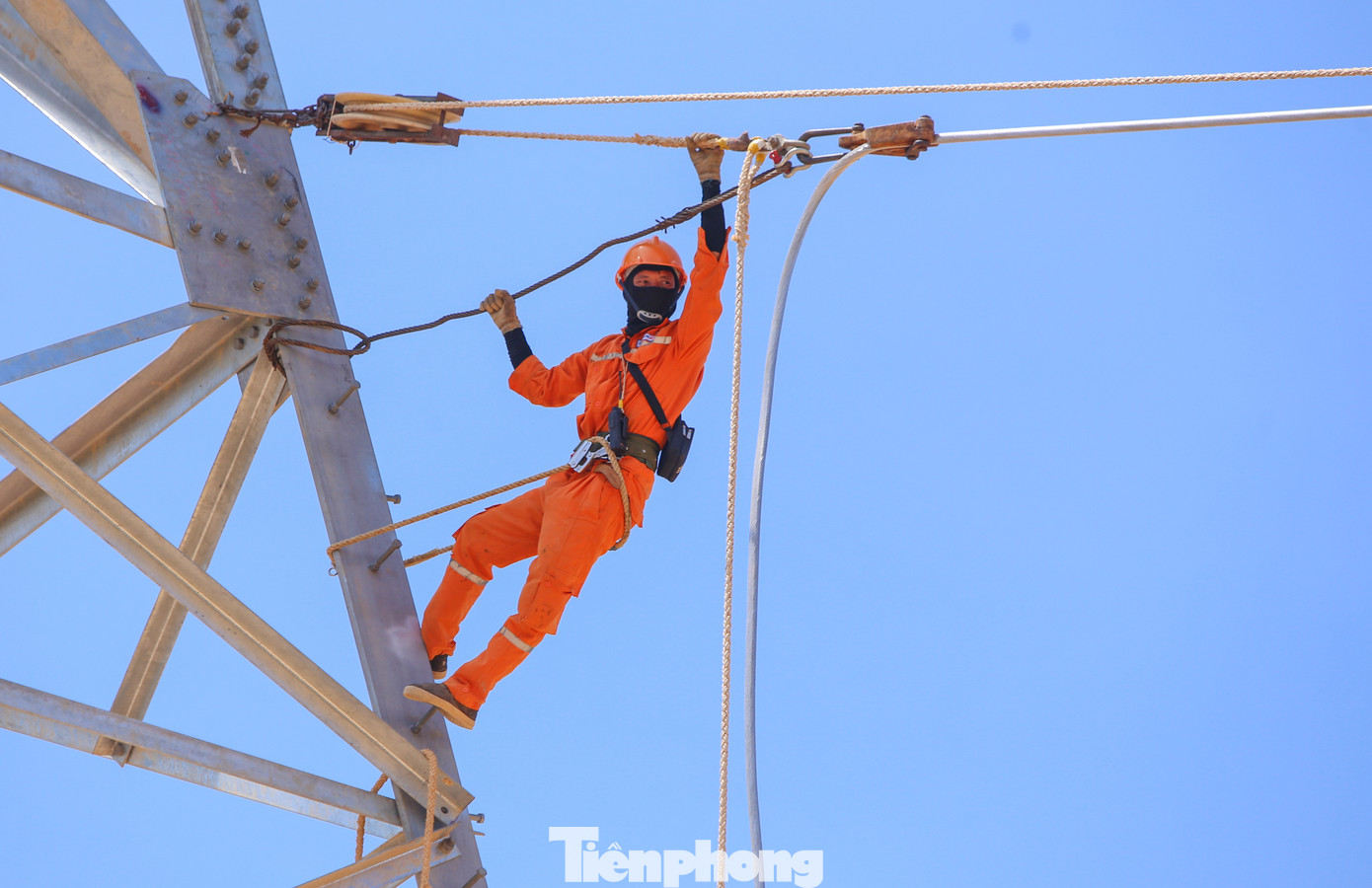 Những người thợ điện sẽ rải sợi dây có đường kính 5mm loại nhẹ dọc theo đường đi, nối từ cột nọ sang cột kia để làm dây mồi. Sợi dây mồi này sau đó được căng lên trụ rồi mới buộc vào cáp điện 500kV to như cổ tay người lớn để kéo lên. Hình ảnh kỹ sư, công nhân ngành điện cheo leo trên đỉnh cột cao hàng chục mét. Những người thợ điện sẽ rải sợi dây có đường kính 5mm loại nhẹ dọc theo đường đi, nối từ cột nọ sang cột kia để làm dây mồi. Sợi dây mồi này sau đó được căng lên trụ rồi mới buộc vào cáp điện 500kV to như cổ tay người lớn để kéo lên. Hình ảnh kỹ sư, công nhân ngành điện cheo leo trên đỉnh cột cao hàng chục mét.