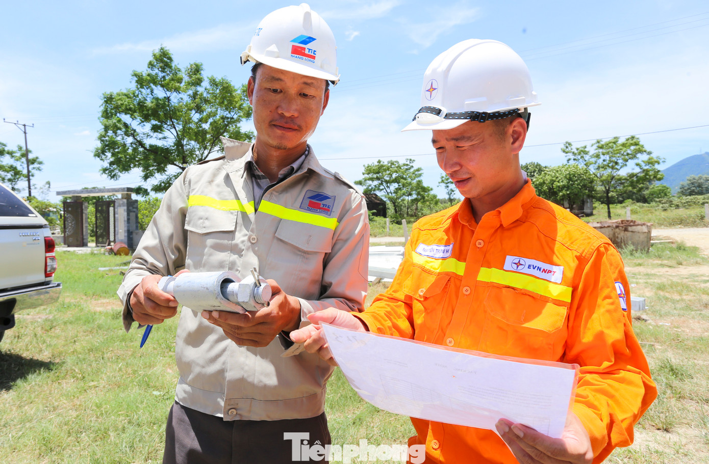 Mỗi ngày, anh Nguyễn Trung Hiếu (cán bộ Truyền tải điện Hà Tĩnh, áo cam) cùng nhóm công nhân, kỹ sư của nhà thầu kiểm đếm, bàn giao thiết bị trước khi vận chuyển lên công trường. Mỗi ngày, anh Nguyễn Trung Hiếu (cán bộ Truyền tải điện Hà Tĩnh, áo cam) cùng nhóm công nhân, kỹ sư của nhà thầu kiểm đếm, bàn giao thiết bị trước khi vận chuyển lên công trường.