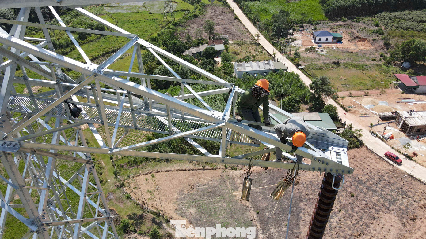 “Trên đường dây sẽ có 24 sợi dây dẫn, 1 sợi cáp quang và sợi còn lại để chống sét. Do địa hình vượt qua nhiều hồ, đường dân sinh và các đường dây điện nên đơn vị phải lắp thêm nhiều dàn giáo đỡ dây. Hơn 2 tuần qua, những sợi dây dẫn đầu tiên đang được kéo với hy vọng về sự thành công của con đường ánh sáng trong một ngày không xa”, anh Trung nói. “Trên đường dây sẽ có 24 sợi dây dẫn, 1 sợi cáp quang và sợi còn lại để chống sét. Do địa hình vượt qua nhiều hồ, đường dân sinh và các đường dây điện nên đơn vị phải lắp thêm nhiều dàn giáo đỡ dây. Hơn 2 tuần qua, những sợi dây dẫn đầu tiên đang được kéo với hy vọng về sự thành công của con đường ánh sáng trong một ngày không xa”, anh Trung nói.