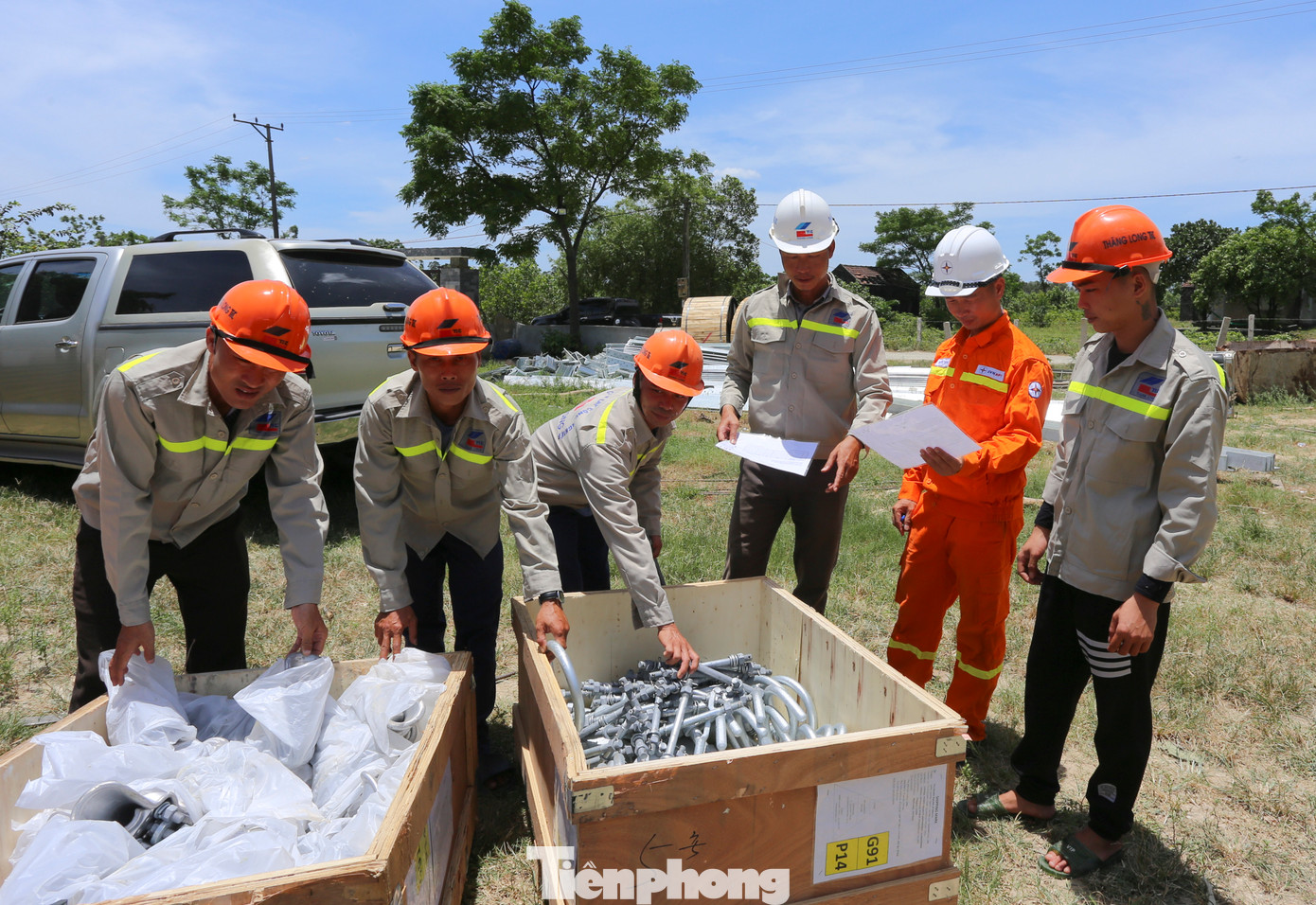 Mỗi ngày, anh Nguyễn Trung Hiếu (cán bộ Truyền tải điện Hà Tĩnh, áo cam) cùng nhóm công nhân, kỹ sư của nhà thầu kiểm đếm, bàn giao thiết bị trước khi vận chuyển lên công trường. Mỗi ngày, anh Nguyễn Trung Hiếu (cán bộ Truyền tải điện Hà Tĩnh, áo cam) cùng nhóm công nhân, kỹ sư của nhà thầu kiểm đếm, bàn giao thiết bị trước khi vận chuyển lên công trường.