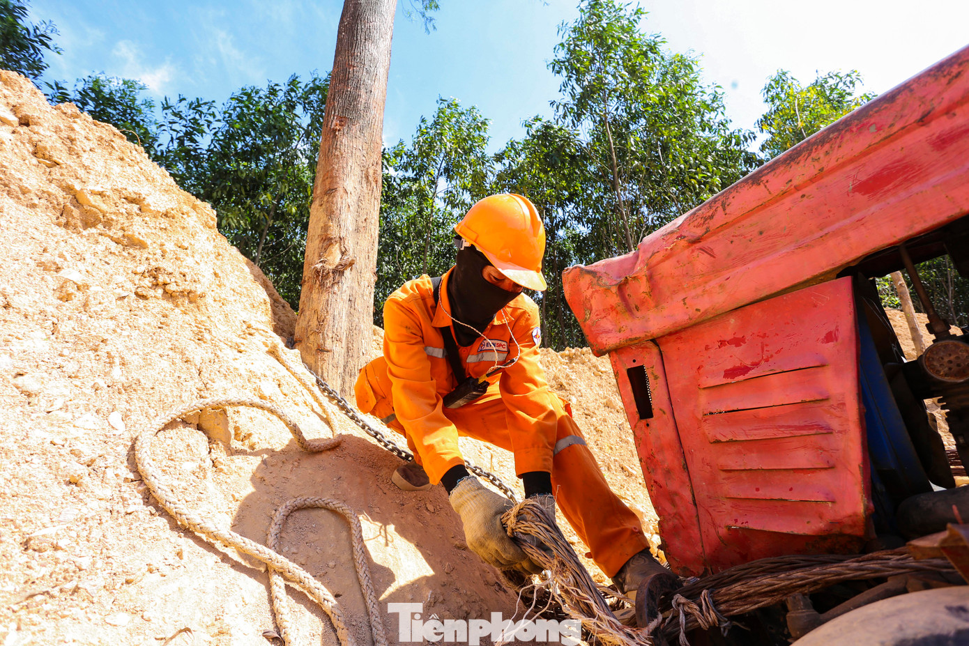 Để rải dây và treo dây ngoài sức người còn cần sử dụng các loại máy cày, máy tời đường dây. Để rải dây và treo dây ngoài sức người còn cần sử dụng các loại máy cày, máy tời đường dây.