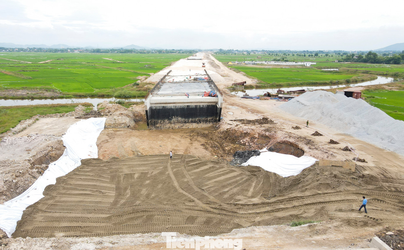 Khu vực dự án đoạn Bãi Vọt – Hàm Nghi đang được đắp nền.