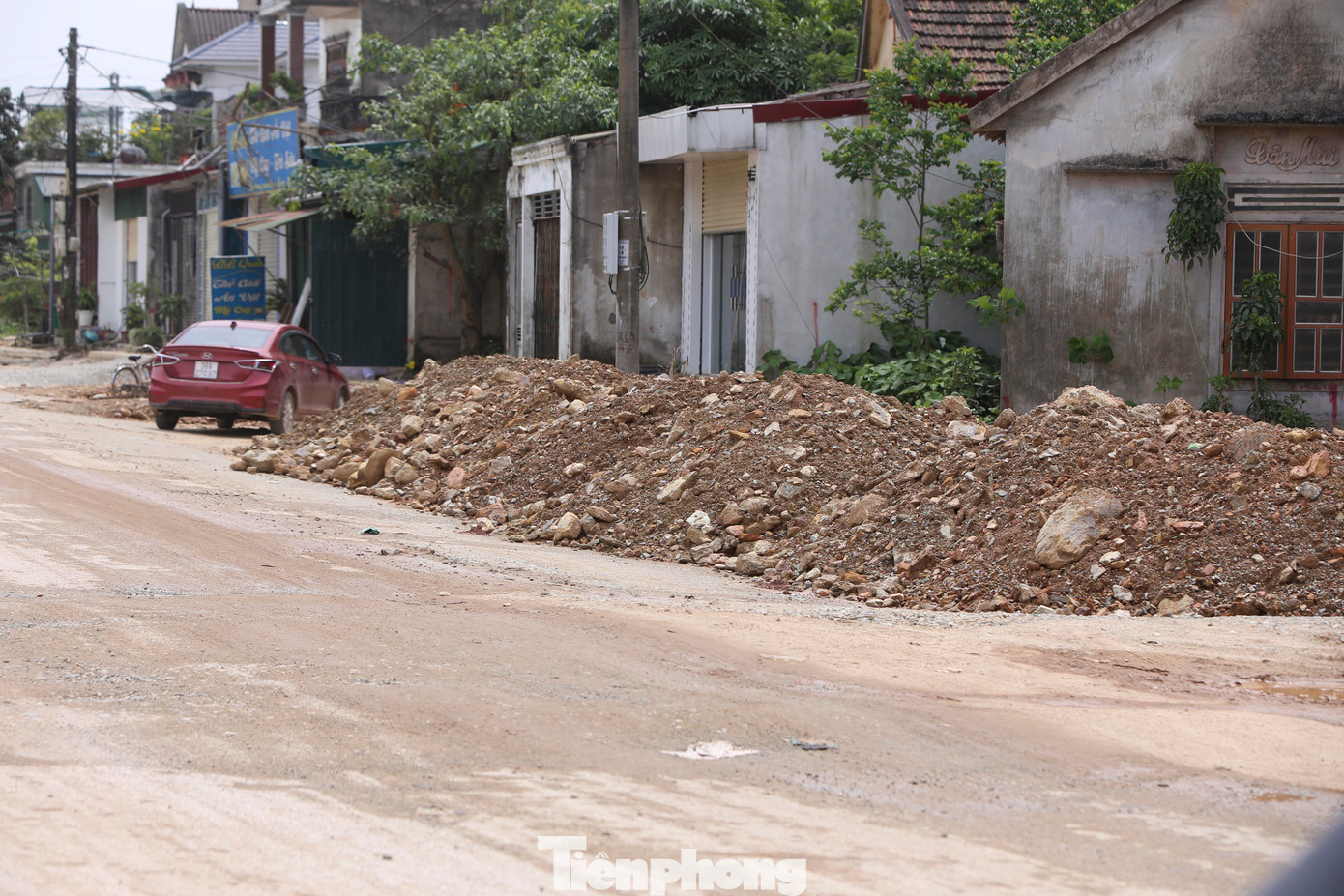Nhiều vị trí không được lắp đặt biển, dây cảnh báo an toàn. Nhiều vị trí không được lắp đặt biển, dây cảnh báo an toàn.