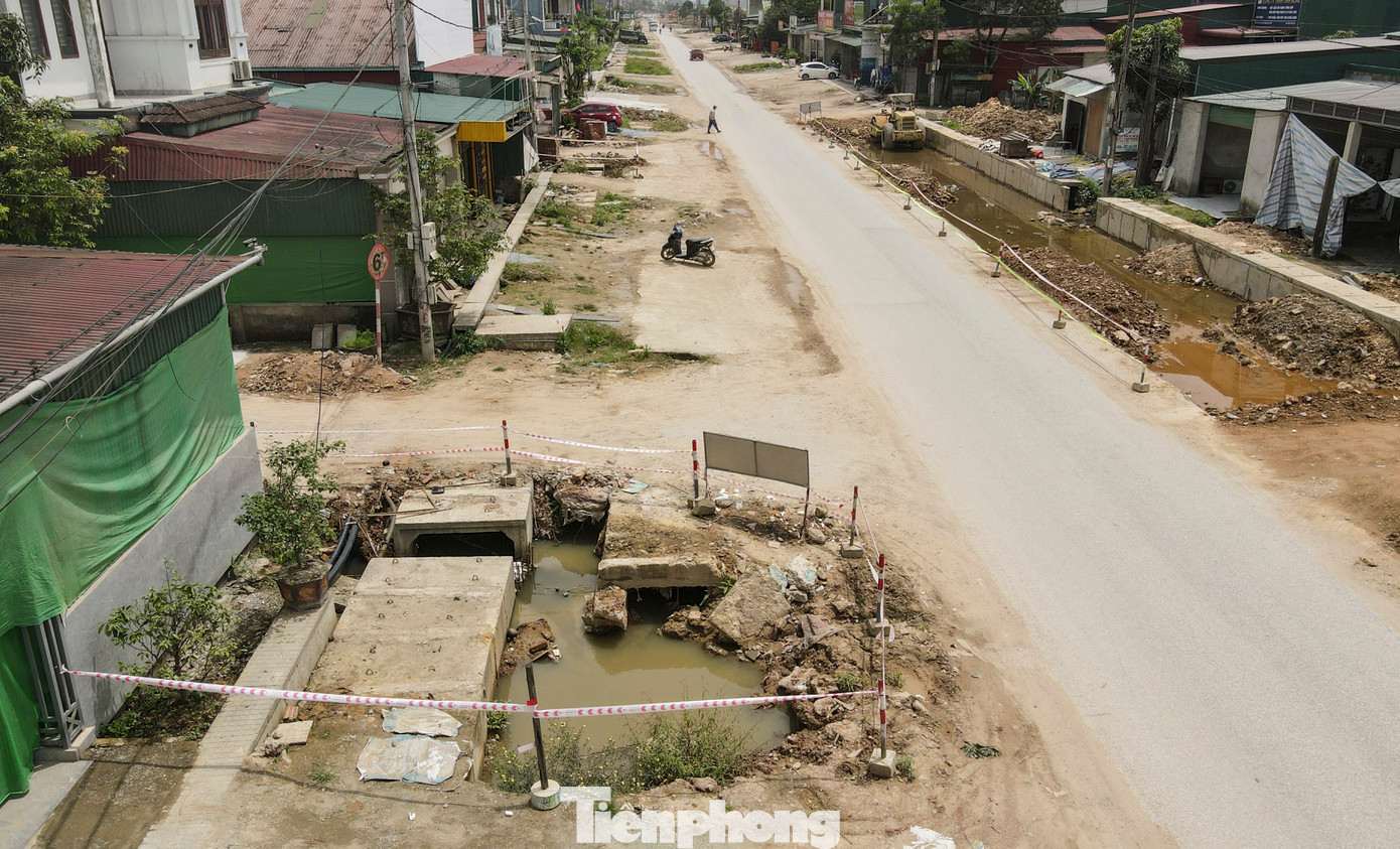 Triển khai từ tháng 10/2023, đã hơn 1 năm rưỡi thi công, đến nay tại gói thầu 17.XL (đoạn từ Thiên Cầm – Quốc lộ 1) dự án vẫn còn ngổn ngang nhiều vị trí. Hệ thống đường điện trung thế, hạ thế; hệ thống đường ống nước sạch cũng chưa được giải phóng xong khiến việc thi công của các đơn vị hết sức khó khăn. Triển khai từ tháng 10/2023, đã hơn 1 năm rưỡi thi công, đến nay tại gói thầu 17.XL (đoạn từ Thiên Cầm – Quốc lộ 1) dự án vẫn còn ngổn ngang nhiều vị trí. Hệ thống đường điện trung thế, hạ thế; hệ thống đường ống nước sạch cũng chưa được giải phóng xong khiến việc thi công của các đơn vị hết sức khó khăn.