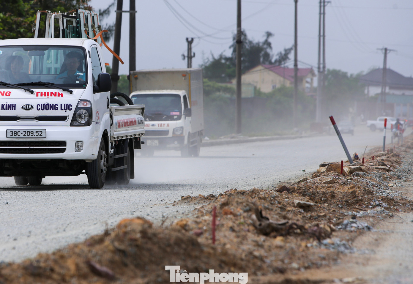 Thời điểm này, nhà thầu bố trí nhiều mũi, máy móc thi công để kịp hoàn thiện phần đắp nền, cấp phối đá dăm. Tuy nhiên, việc thi công kéo dài do vướng mặt bằng khiến cuộc sống người dân đảo lộn do bụi bặm ngày nắng, lầy lội ngày mưa. Thời điểm này, nhà thầu bố trí nhiều mũi, máy móc thi công để kịp hoàn thiện phần đắp nền, cấp phối đá dăm. Tuy nhiên, việc thi công kéo dài do vướng mặt bằng khiến cuộc sống người dân đảo lộn do bụi bặm ngày nắng, lầy lội ngày mưa.