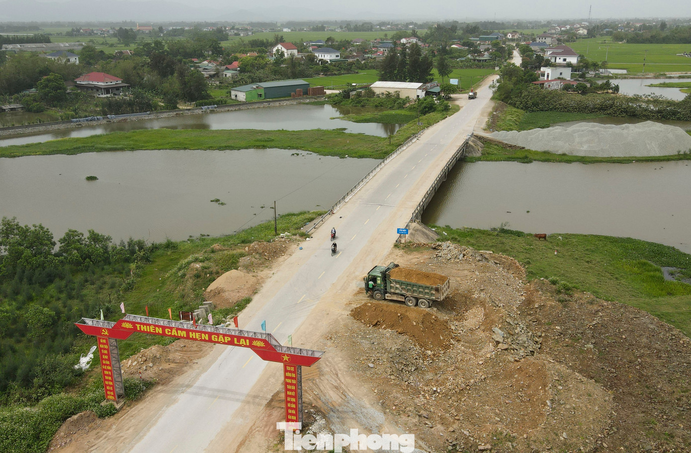 Chủ đầu tư dự án cũng cho biết với nhiều vị trí thiếu an toàn trên các đoạn đường thi công, đơn vị và chính quyền địa phương đã làm việc với nhà thầu, yêu cầu tuân thủ các điều kiện thi công an toàn, tránh các trường hợp đáng tiếc xảy ra. Với các vị trí đã bàn giao mặt bằng cần sớm triển khai, hoàn thiện mặt đường, phục vụ nhu cầu đi lại. Chủ đầu tư dự án cũng cho biết với nhiều vị trí thiếu an toàn trên các đoạn đường thi công, đơn vị và chính quyền địa phương đã làm việc với nhà thầu, yêu cầu tuân thủ các điều kiện thi công an toàn, tránh các trường hợp đáng tiếc xảy ra. Với các vị trí đã bàn giao mặt bằng cần sớm triển khai, hoàn thiện mặt đường, phục vụ nhu cầu đi lại.