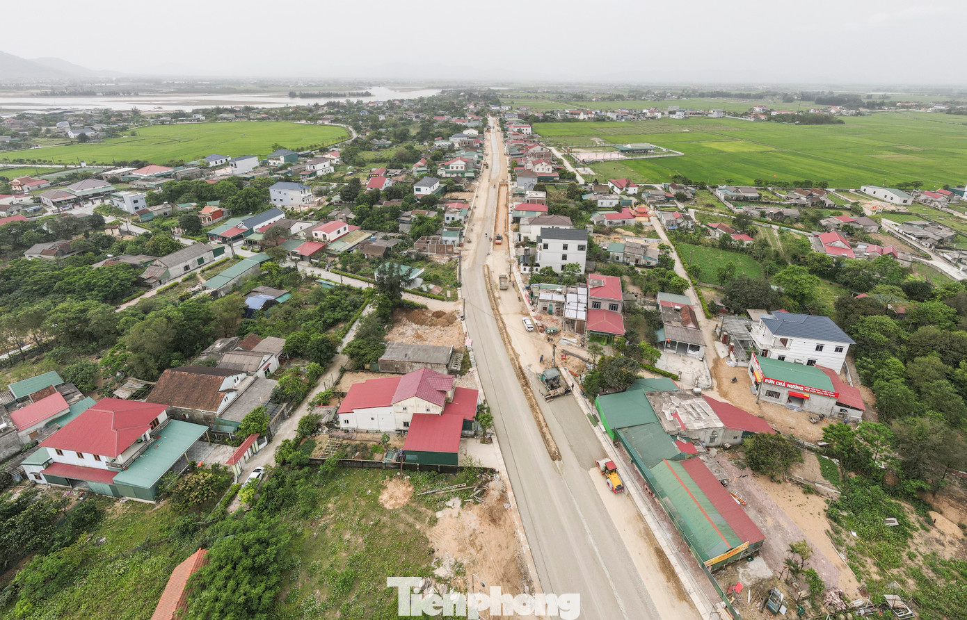 Dự án nâng cấp, mở rộng Quốc lộ 8C từ thị trấn Thiên Cầm đến Quốc lộ 1 (huyện Cẩm Xuyên) và đoạn nút giao Quốc lộ 8A tại xã Sơn Long đến nút giao đường Hồ Chí Minh (xã Sơn Trung, huyện Hương Sơn) có tổng chiều dài 27,7km. Công trình do Sở GTVT Hà Tĩnh làm chủ đầu tư với nguồn vốn gần 1.100 tỷ đồng. Dự án nâng cấp, mở rộng Quốc lộ 8C từ thị trấn Thiên Cầm đến Quốc lộ 1 (huyện Cẩm Xuyên) và đoạn nút giao Quốc lộ 8A tại xã Sơn Long đến nút giao đường Hồ Chí Minh (xã Sơn Trung, huyện Hương Sơn) có tổng chiều dài 27,7km. Công trình do Sở GTVT Hà Tĩnh làm chủ đầu tư với nguồn vốn gần 1.100 tỷ đồng.