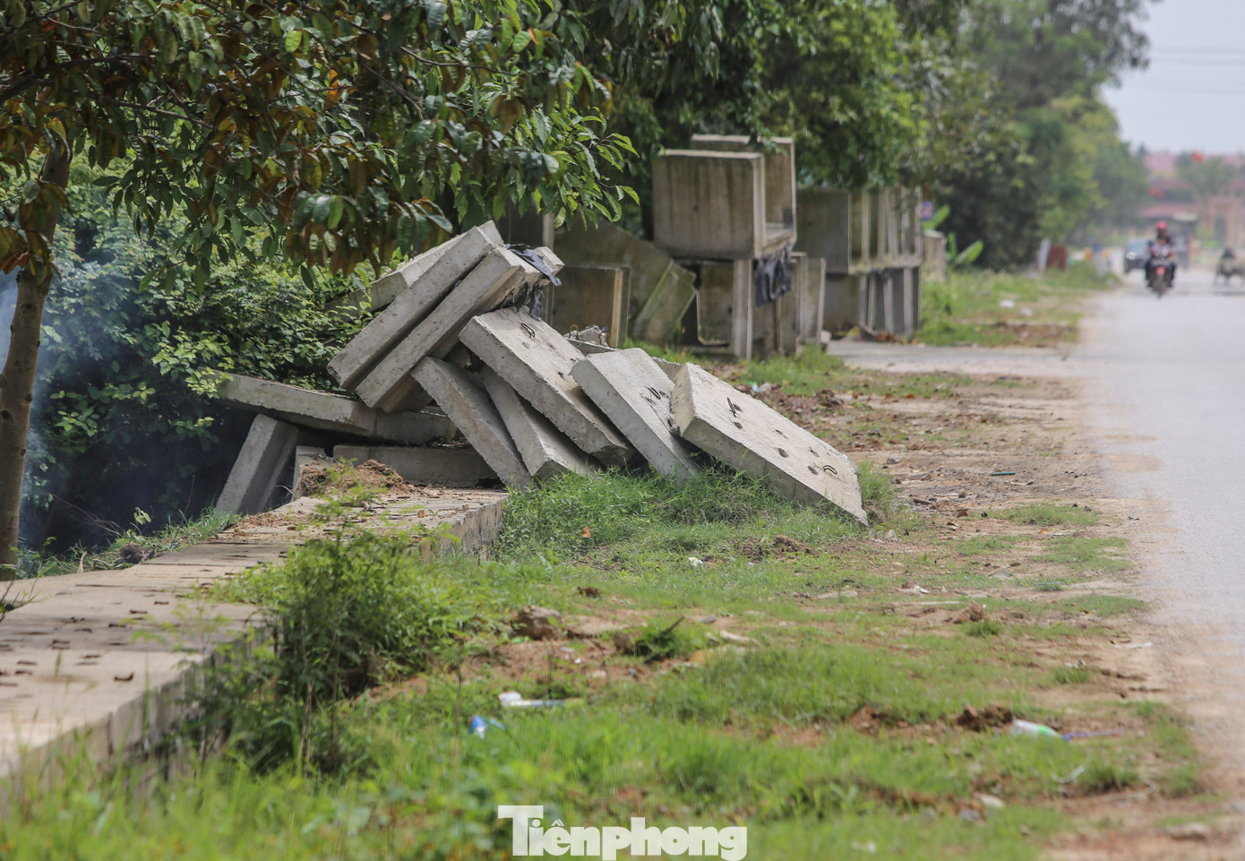 Hệ thống đất phong hóa, mương rãnh thoát nước nằm ngổn ngang. Hệ thống đất phong hóa, mương rãnh thoát nước nằm ngổn ngang.