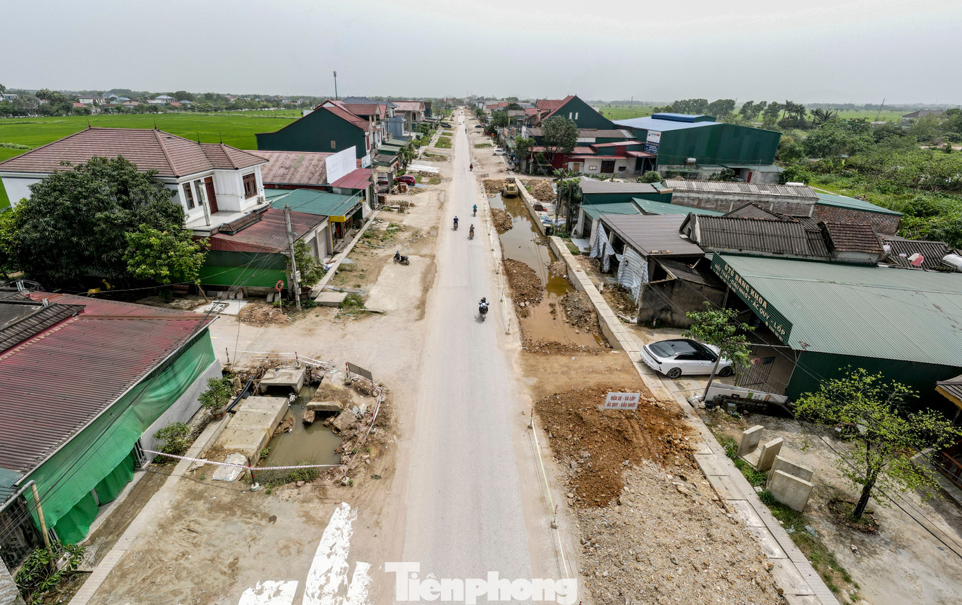 Ông Lương Tiến Thành - cán bộ BQL dự án đầu tư xây dựng công trình giao thông Hà Tĩnh cho biết, gói thầu 17.XL (đoạn từ Thiên Cầm – Quốc lộ 1) đến nay đang thi công để sớm hoàn thiện các hạng mục đắp đất nền đường K95, K98 và cấp phối đá dăm, thảm nhựa trên tuyến. Ông Lương Tiến Thành - cán bộ BQL dự án đầu tư xây dựng công trình giao thông Hà Tĩnh cho biết, gói thầu 17.XL (đoạn từ Thiên Cầm – Quốc lộ 1) đến nay đang thi công để sớm hoàn thiện các hạng mục đắp đất nền đường K95, K98 và cấp phối đá dăm, thảm nhựa trên tuyến.