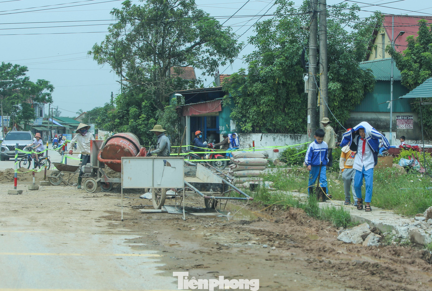 Một số vị trí thi công dang dở cống thoát nước gây khó khăn trong đi lại. Học sinh tan trường nhiều em phải đi trên lối cống nước đang thi công. Một số vị trí thi công dang dở cống thoát nước gây khó khăn trong đi lại. Học sinh tan trường nhiều em phải đi trên lối cống nước đang thi công.