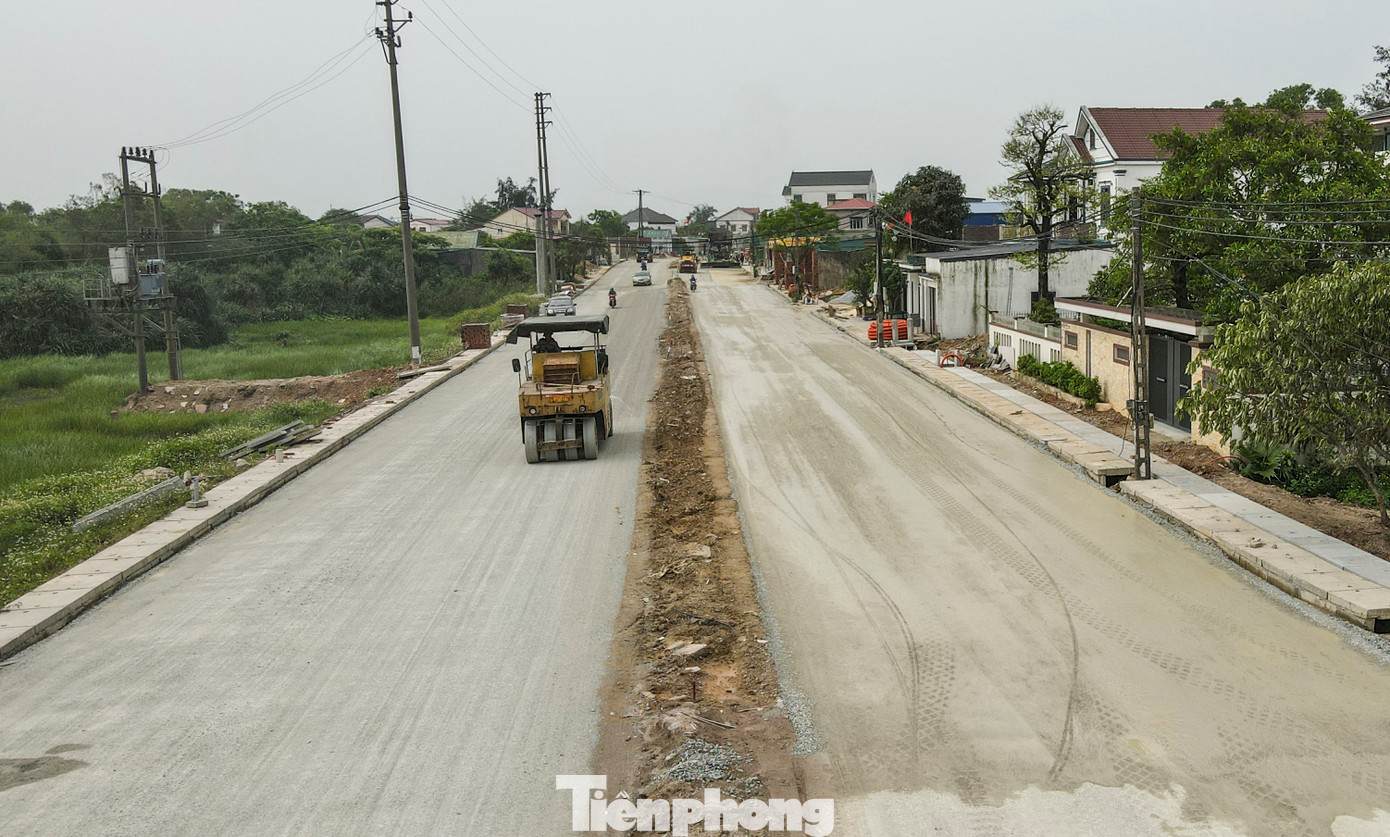 Ông Lương Tiến Thành - cán bộ BQL dự án đầu tư xây dựng công trình giao thông Hà Tĩnh cho biết, gói thầu 17.XL (đoạn từ Thiên Cầm – Quốc lộ 1) đến nay đang thi công để sớm hoàn thiện các hạng mục đắp đất nền đường K95, K98 và cấp phối đá dăm, thảm nhựa trên tuyến. Ông Lương Tiến Thành - cán bộ BQL dự án đầu tư xây dựng công trình giao thông Hà Tĩnh cho biết, gói thầu 17.XL (đoạn từ Thiên Cầm – Quốc lộ 1) đến nay đang thi công để sớm hoàn thiện các hạng mục đắp đất nền đường K95, K98 và cấp phối đá dăm, thảm nhựa trên tuyến.