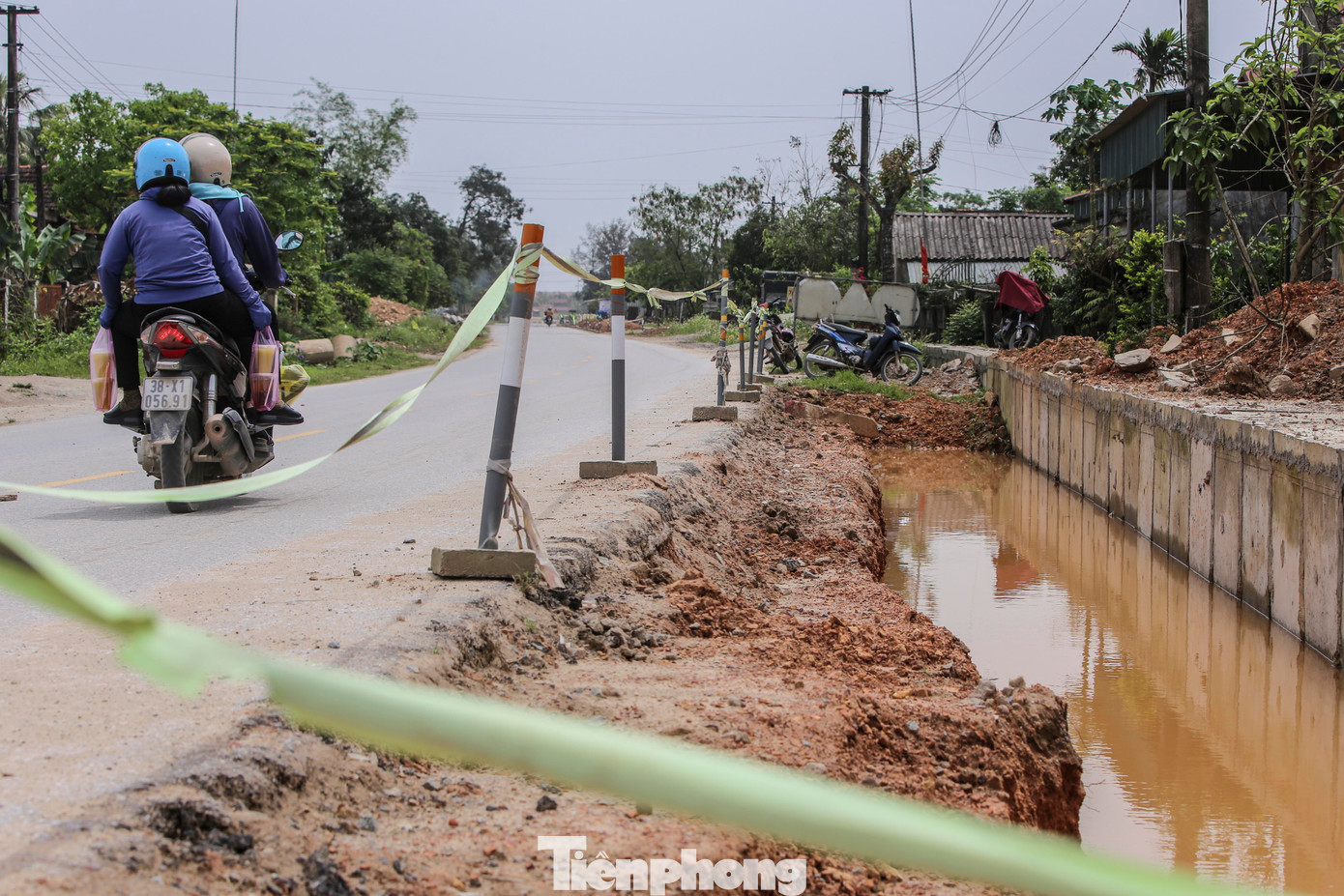 Hệ thống đất phong hóa, mương rãnh thoát nước nằm ngổn ngang. Hệ thống đất phong hóa, mương rãnh thoát nước nằm ngổn ngang.