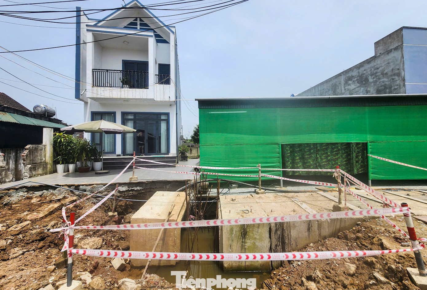 “Cống nước, hố sâu lắp đặt dang dở trước nhà nên rất nguy hiểm, nhất là trẻ em chơi đùa cạnh đường. Mấy tháng nay đường cứ lô nhô, thi công chậm khiến bà con đi lại rất khó khăn”, người dân thị trấn Thiên Cầm cho hay. “Cống nước, hố sâu lắp đặt dang dở trước nhà nên rất nguy hiểm, nhất là trẻ em chơi đùa cạnh đường. Mấy tháng nay đường cứ lô nhô, thi công chậm khiến bà con đi lại rất khó khăn”, người dân thị trấn Thiên Cầm cho hay.