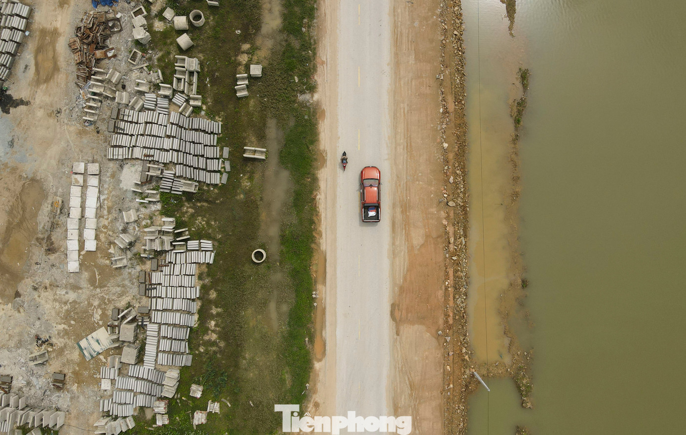 Chủ đầu tư dự án cũng cho biết với nhiều vị trí thiếu an toàn trên các đoạn đường thi công, đơn vị và chính quyền địa phương đã làm việc với nhà thầu, yêu cầu tuân thủ các điều kiện thi công an toàn, tránh các trường hợp đáng tiếc xảy ra. Với các vị trí đã bàn giao mặt bằng cần sớm triển khai, hoàn thiện mặt đường, phục vụ nhu cầu đi lại. Chủ đầu tư dự án cũng cho biết với nhiều vị trí thiếu an toàn trên các đoạn đường thi công, đơn vị và chính quyền địa phương đã làm việc với nhà thầu, yêu cầu tuân thủ các điều kiện thi công an toàn, tránh các trường hợp đáng tiếc xảy ra. Với các vị trí đã bàn giao mặt bằng cần sớm triển khai, hoàn thiện mặt đường, phục vụ nhu cầu đi lại.