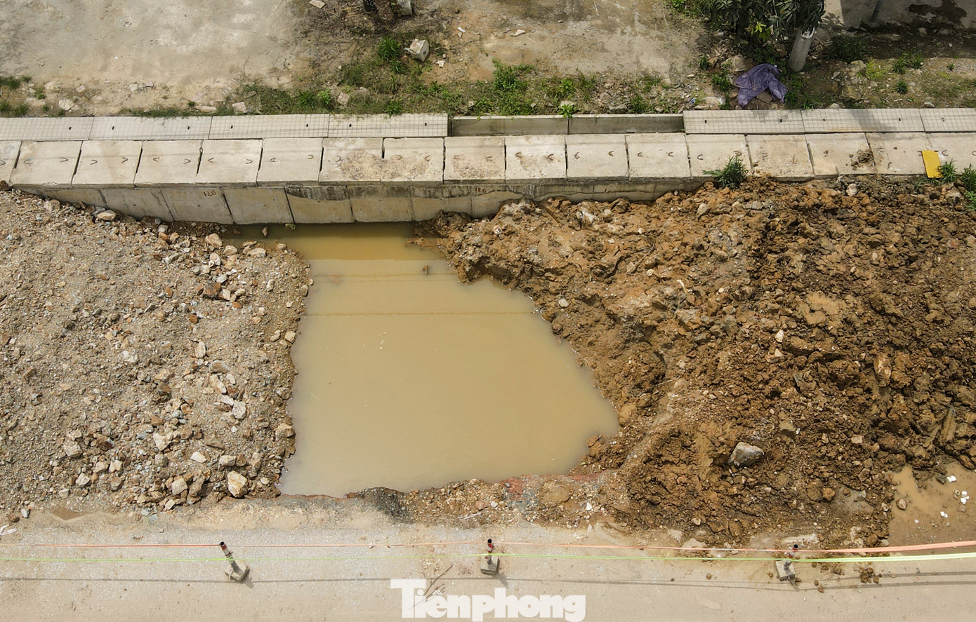 Ông Lương Tiến Thành - cán bộ BQL dự án đầu tư xây dựng công trình giao thông Hà Tĩnh cho biết, gói thầu 17.XL (đoạn từ Thiên Cầm – Quốc lộ 1) đến nay đang thi công để sớm hoàn thiện các hạng mục đắp đất nền đường K95, K98 và cấp phối đá dăm, thảm nhựa trên tuyến. Ông Lương Tiến Thành - cán bộ BQL dự án đầu tư xây dựng công trình giao thông Hà Tĩnh cho biết, gói thầu 17.XL (đoạn từ Thiên Cầm – Quốc lộ 1) đến nay đang thi công để sớm hoàn thiện các hạng mục đắp đất nền đường K95, K98 và cấp phối đá dăm, thảm nhựa trên tuyến.