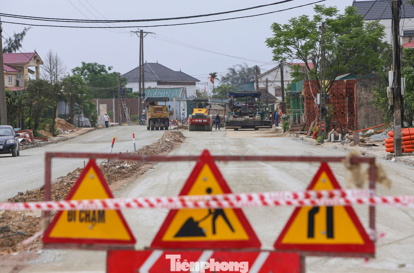 “Dự án mới đạt hơn 50% khối lượng, đảm bảo tiến độ, kịp hoàn thiện vào tháng 10/2025. Hiện còn vướng 9 hộ dân về đường ống nước, mặt bằng, hệ thống đường điện”, ông Thành nói. Trong ảnh, nhà thầu đang triển khai cấp phối đá dăm, kịp thảm các lớp nhựa đoạn gần biển Thiên Cầm để phục vụ mùa du lịch. “Dự án mới đạt hơn 50% khối lượng, đảm bảo tiến độ, kịp hoàn thiện vào tháng 10/2025. Hiện còn vướng 9 hộ dân về đường ống nước, mặt bằng, hệ thống đường điện”, ông Thành nói. Trong ảnh, nhà thầu đang triển khai cấp phối đá dăm, kịp thảm các lớp nhựa đoạn gần biển Thiên Cầm để phục vụ mùa du lịch.