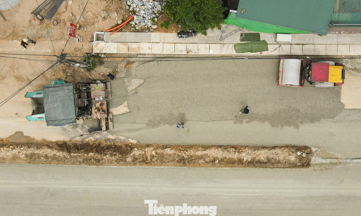 Chủ đầu tư dự án cũng cho biết với nhiều vị trí thiếu an toàn trên các đoạn đường thi công, đơn vị và chính quyền địa phương đã làm việc với nhà thầu, yêu cầu tuân thủ các điều kiện thi công an toàn, tránh các trường hợp đáng tiếc xảy ra. Với các vị trí đã bàn giao mặt bằng cần sớm triển khai, hoàn thiện mặt đường, phục vụ nhu cầu đi lại. Chủ đầu tư dự án cũng cho biết với nhiều vị trí thiếu an toàn trên các đoạn đường thi công, đơn vị và chính quyền địa phương đã làm việc với nhà thầu, yêu cầu tuân thủ các điều kiện thi công an toàn, tránh các trường hợp đáng tiếc xảy ra. Với các vị trí đã bàn giao mặt bằng cần sớm triển khai, hoàn thiện mặt đường, phục vụ nhu cầu đi lại.