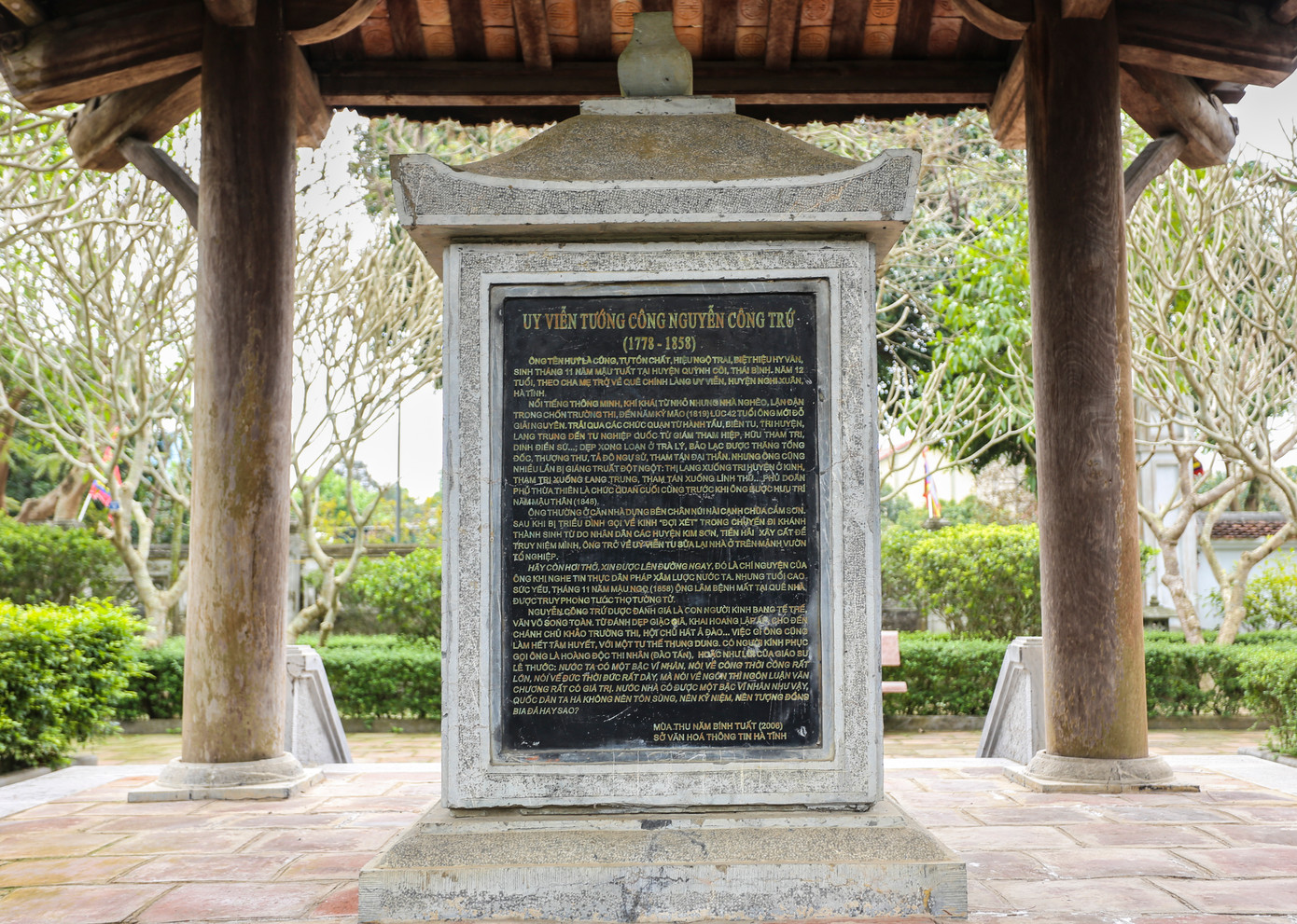 Bốn mặt bia ghi tiểu sử, công trạng của Nguyễn Công Trứ bằng tiếng Việt - Anh - Pháp - Hoa. Bốn mặt bia ghi tiểu sử, công trạng của Nguyễn Công Trứ bằng tiếng Việt - Anh - Pháp - Hoa.